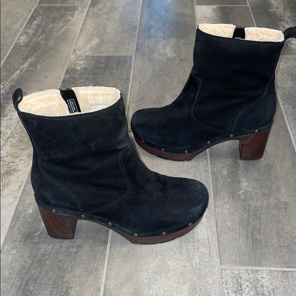 EUC - Clark’s Black suede booties
